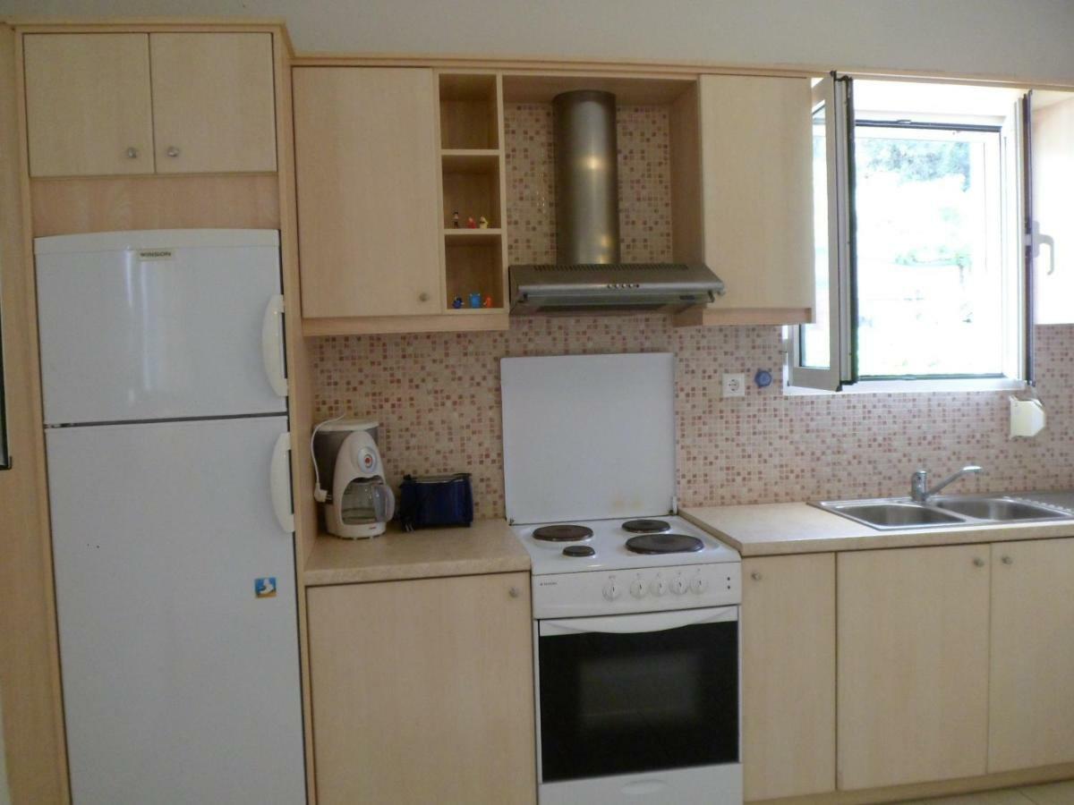 Menelaos Apartments Adelianos Kampos Luaran gambar